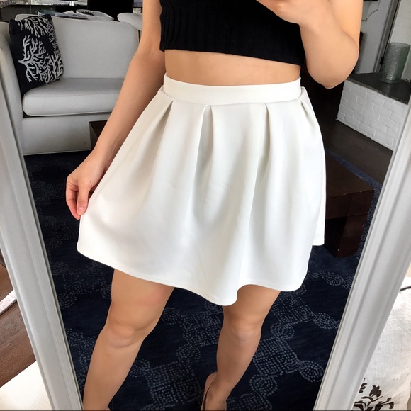Missguided Dresses & Skirts - MISSGUIDED OFF WHITE SKATER SKIRT! ⚪️⚪️